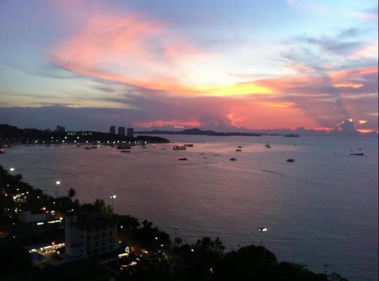 Great Location With Infinity Pool - Central Pattaya Lägenhet Exteriör bild